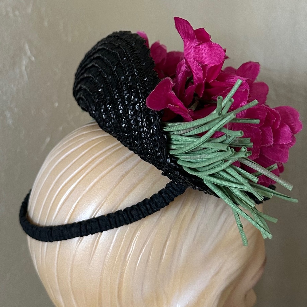ADORABLE 1940s' BLACK TILT STRAW TOQUE WITH FUCHSIA FABRIC FLOWERS & STEMS - Picture 5 of 12